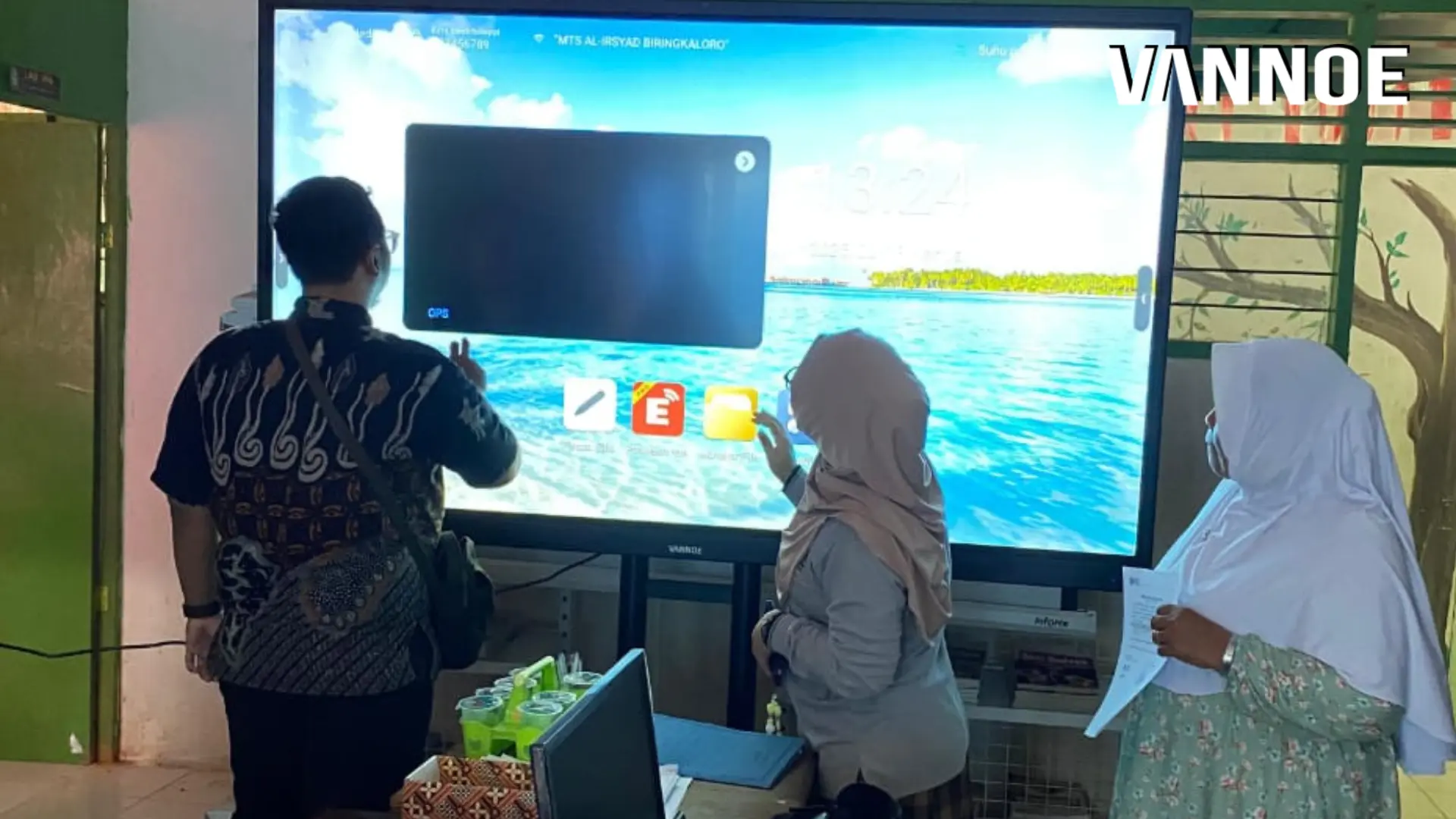 Mendukung Program Digitalisasi Pendidikan Kemendikdasmen, VANNOE Hadirkan Interactive Flat Panel di Sekolah-sekolah Maros